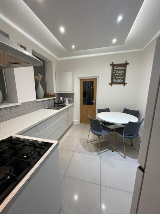 Modern, Spacious And Central Location Aberdare Exteriör bild